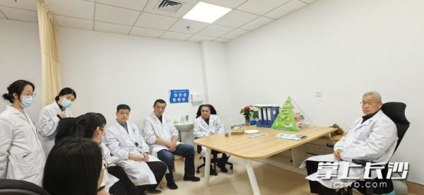 中南大學(xué)湘雅三醫(yī)院減重代謝外科主任醫(yī)師朱曬紅教授（右一）在組織多學(xué)科“瘦身專(zhuān)家團(tuán)”研討患者的治療方案。長(zhǎng)沙晚報(bào)全媒體記者 楊蔚然 攝