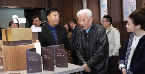 ▲中國(guó)首任航空航天工業(yè)部部長(zhǎng)、原中國(guó)名牌戰(zhàn)略推進(jìn)委員會(huì)主任林宗棠參觀廣東品牌培育創(chuàng)新基地新國(guó)牌展廳，并聽(tīng)取素百歲品牌文化介紹
