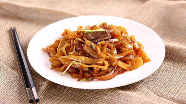 很多人问我“干炒牛河”怎么做才正宗?看大厨操作,这样合格吗?