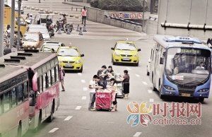 昨日，沙坪壩區(qū)404車站附近，在遭到兩次驅(qū)趕后，商販們將早餐車拖到馬路中間繼續(xù)經(jīng)營。李文彬攝