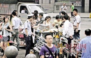 商圈城管開始對車站邊的攤販進行勸說 李文彬攝