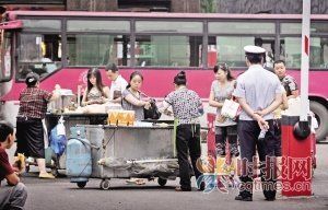 市政城管守在早餐車邊敦促其離開 李文彬攝