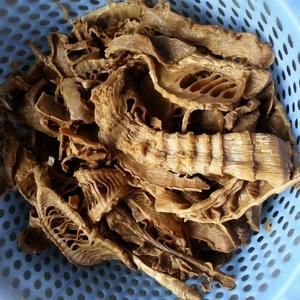 臘肉燉筍子的做法 步驟1