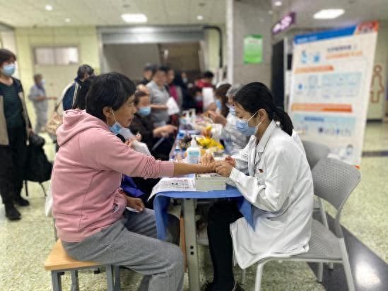 图为“健康体重一起行动”健康咨询活动。陈杭 摄