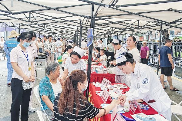     市民在“健康早市”體驗(yàn)醫(yī)療項(xiàng)目，進(jìn)行健康篩查。     本報(bào)記者葉子榕 攝