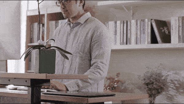 讓你站著上班的智能辦公桌 