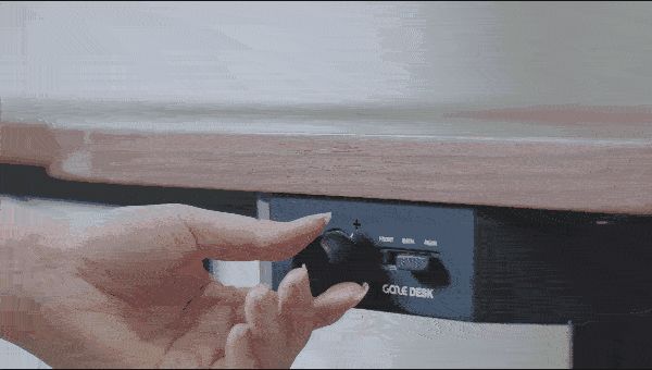讓你站著上班的智能辦公桌 