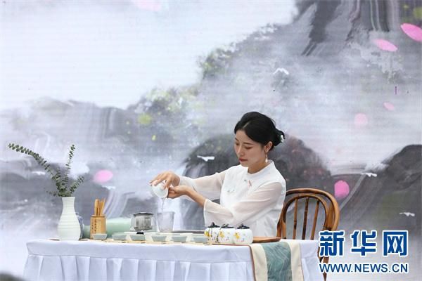 7月14日,启动仪式上的茶艺表演。新华网 黄勇 摄
