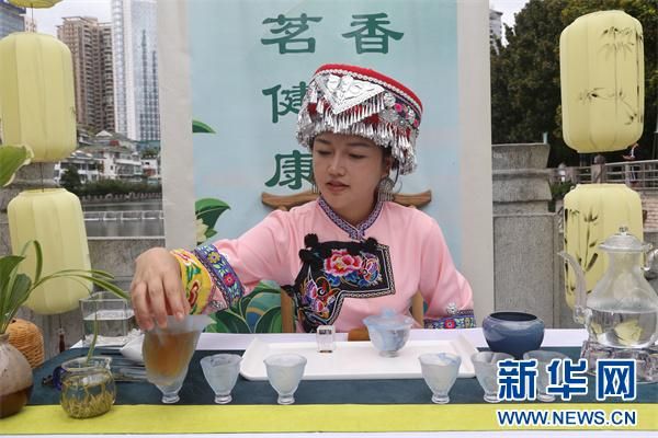 7月14日,一名茶艺师在甲秀楼景区冲泡贵州茶供过往游客品尝。新华网 黄勇 摄