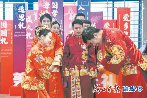 5月20日,美兰区民政局婚姻登记处举办了一场以“美兰好家风·幸福来敲门”为主题的集体婚礼活动。海口日报融媒体记者 杨鹤 摄