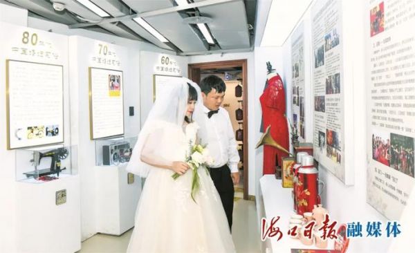 5月20日,一对新人在琼山区民政局婚姻登记处凤翔登记点婚俗文化展厅内参观。 海口日报融媒体记者 康登淋 摄