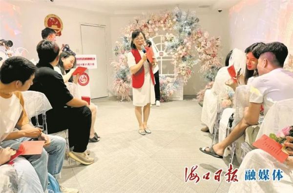 5月20日,龙华区民政局婚姻登记处内,海南省婚姻家庭建设协会的咨询师在开展婚前辅导讲座。海口龙华区民政局婚姻登记处供图