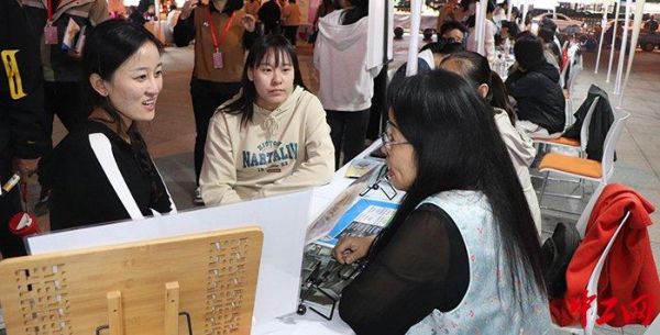 10月10日,滨州市首期“心安夜市”活动举行。图为活动现场。滨州市总工会供图