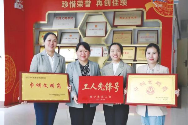     南寧市衛(wèi)生健康委員會(huì)婦幼健康科合影。（楊國(guó)輝 攝）