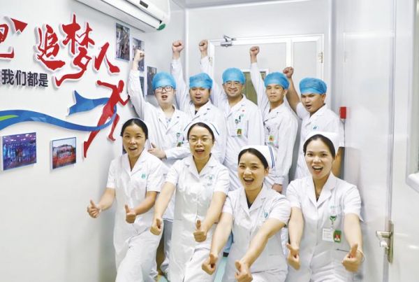    南寧市第四人民醫(yī)院醫(yī)護(hù)人員精神抖擻、意氣風(fēng)發(fā)。    （黃紹仁    攝）