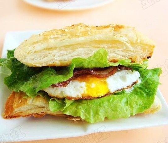 營養(yǎng)早餐食譜2、培根雞蛋漢堡