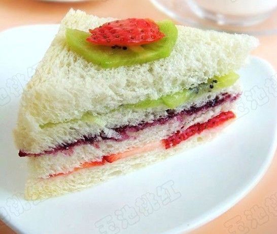 營養(yǎng)早餐食譜3、吐司水果三明治
