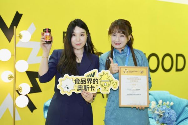 右：百年醫(yī)仁品牌聯(lián)合創(chuàng)始人鄧曉莉