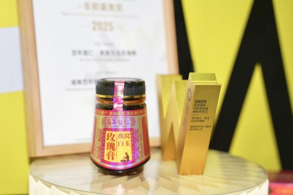 作為百年膏遺集團旗下專注于傳統(tǒng)非遺文化與技藝傳承創(chuàng)新的健康養(yǎng)生品牌，百年醫(yī)仁是中華傳統(tǒng)醫(yī)藥文化的傳承者與創(chuàng)新者，自成立以來積極參與并推動中醫(yī)藥事業(yè)的傳承與發(fā)展。在積極傾聽消費者聲音，進行產(chǎn)品創(chuàng)新的同時也在積極推動行業(yè)的進步。2024年聯(lián)合北京中醫(yī)藥大學等單位共同制定《中藥制劑內(nèi)服膏方質(zhì)量要求》中藥膏方團體標準落地，通過融合傳統(tǒng)中醫(yī)藥辯證理論與現(xiàn)代技術(shù)，以科學化、生活化的產(chǎn)品體系持續(xù)改善民眾健康品質(zhì)，成為傳統(tǒng)醫(yī)藥文化創(chuàng)新發(fā)展的標桿品牌。