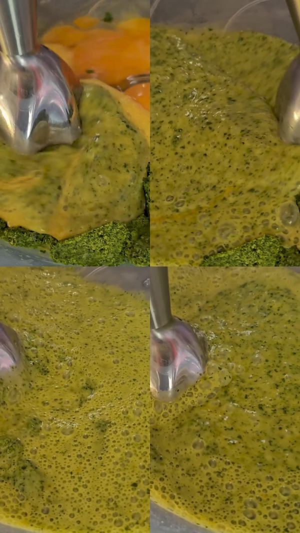 用攪拌機將雞蛋和菠菜打勻。美味健康的早餐晚餐。制作菠菜派。