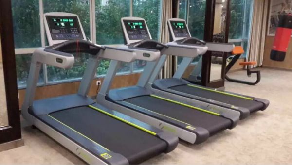 女生减脂跑步机速度（科学的跑步速度调节方法）