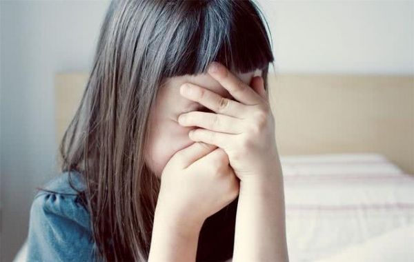 女兒“夾腿”被發(fā)現(xiàn)，單親爸爸的教育方式“走紅”