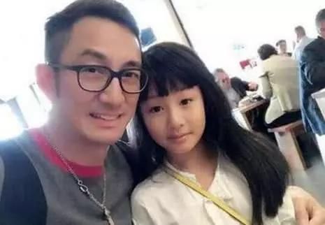 女兒“夾腿”被發(fā)現(xiàn)，單親爸爸的教育方式“走紅”