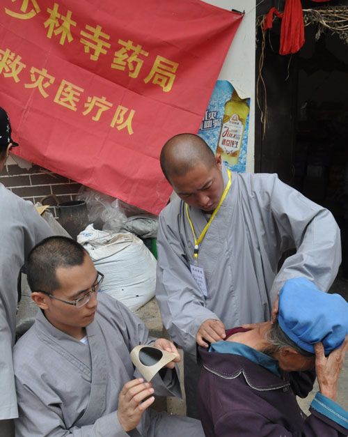 少林药局僧医为灾区人民义诊.jpg