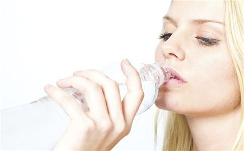 喝水减肥有效果吗 喝水能减肥吗 喝水减肥有没有效果