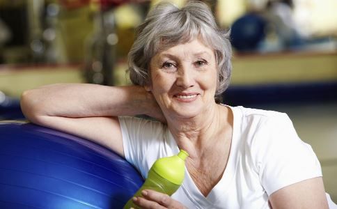 老人是否适合穿保暖内衣 老人穿保暖内衣好吗 哪些老人不能穿保暖内衣