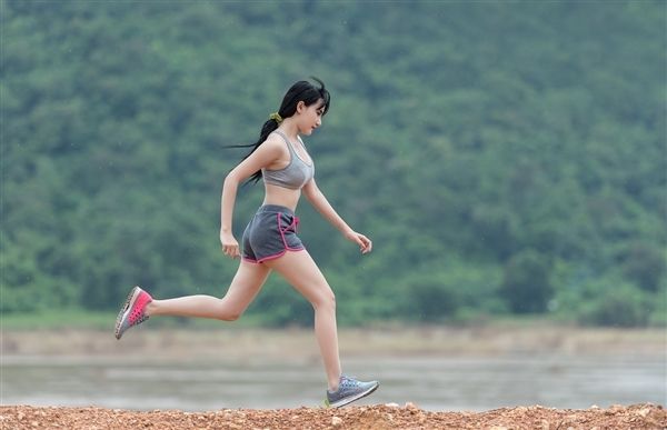 晨跑和夜跑到底哪個(gè)更健康：別爭了、都比不跑強(qiáng)！