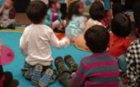 幼兒園中班健康教案《我們愛運(yùn)動》（精選11篇）