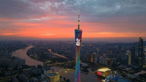 5·11晒腰节点亮广州塔“小蛮腰”