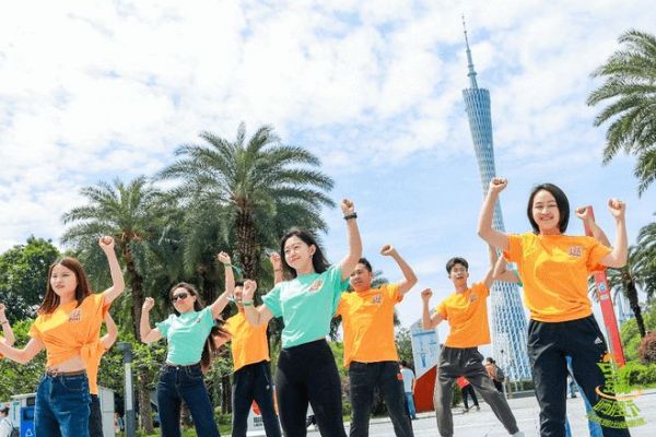 参与5·11晒腰节的广州市民