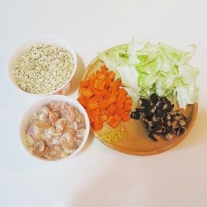 健康的蔬菜燕麥雞肉粥的做法步驟 第1步
