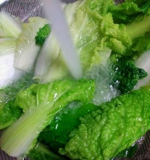 營養(yǎng)美味的娃娃菜粥做法（以娃娃菜為主角的健康粥品）