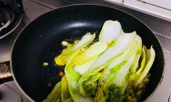 營養(yǎng)美味的娃娃菜粥做法（以娃娃菜為主角的健康粥品）