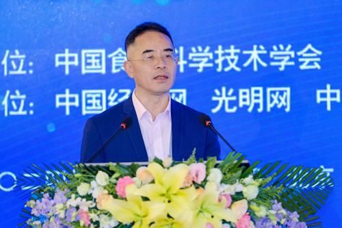 图为北京大学公共卫生学院营养与食品卫生学系主任马冠生。