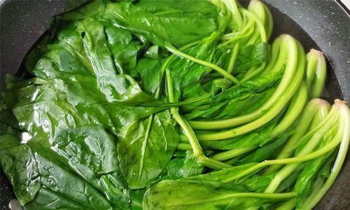 以蒜狠辣為特色的菠菜制作（菠菜的健康價(jià)值與烹飪方法）