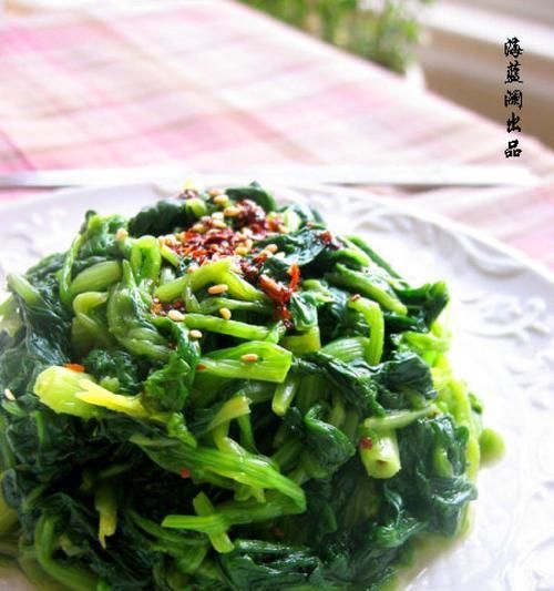 以蒜狠辣為特色的菠菜制作（菠菜的健康價(jià)值與烹飪方法）