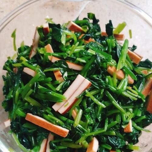 以蒜狠辣為特色的菠菜制作（菠菜的健康價(jià)值與烹飪方法）