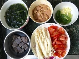 番茄肉片，簡單又營養(yǎng)～的做法 步驟1