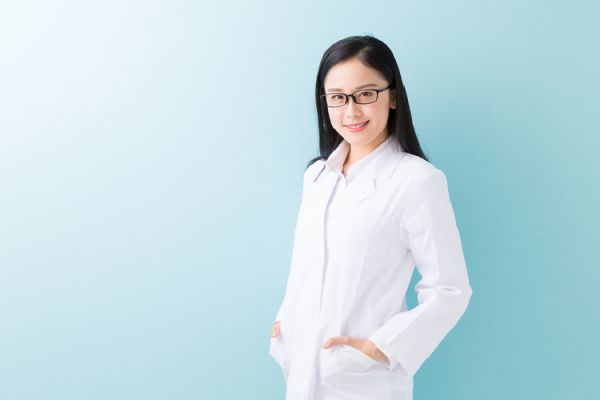 白衣を著た女性