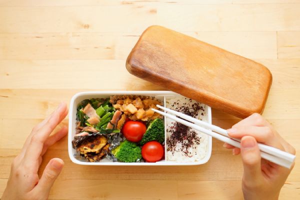 お弁當(dāng)を食べる手元