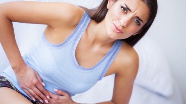 女性私密護理要點：這些事項做到位，讓你遠離不適與疾?。?></p><p>1、保持清潔至關重要。每日至少清洗一次，特別是在經(jīng)期和夫妻生活后，應使用溫水和無香料、無色素的專用清潔產(chǎn)品。避免使用刺激性強的肥皂或沐浴露，以免破壞私密部位的自然酸堿平衡。</p><p>2、選擇透氣性好的內褲。棉質或其他天然纖維的內褲能夠吸濕排汗，減少細菌滋生的機會。盡量避免穿緊身內褲，以免阻礙空氣流通，引發(fā)濕疹或其他皮膚問題。</p><p>3、定期更換衛(wèi)生巾或內褲是女性衛(wèi)生習慣中不容忽視的一環(huán)。如果長時間不更換，可能會引發(fā)異味、瘙癢和感染。建議每天更換一次衛(wèi)生巾，如有必要，可使用護墊來分隔。</p><p>4、保持身體健康，包括均衡飲食和規(guī)律運動，也是私密護理的一部分。良好的飲食習慣有助于提升免疫力，而運動則有助于提高血液循環(huán)，減少私密部位的壓力。</p><p>5、定期婦科檢查是預防婦科疾病的有效手段。建議每年進行一次婦科檢查，特別是有夫妻生活的女性，更應定期篩查宮頸癌、私處炎癥等疾病。</p><p>6、保持良好的心理狀態(tài)同樣重要。壓力和焦慮可能影響內分泌，進而影響私密部位的健康。學會減壓，保持樂觀的心態(tài)，對維護私密健康大有裨益。</p><p>女性私密護理并非小事，它需要日常的細心呵護和定期的專業(yè)檢查。只有把這些要點做到位，你才能遠離不適，享受健康的生活。</p><p>免責聲明：本頁面信息為第三方發(fā)布或內容轉載，僅出于信息傳遞目的，其作者觀點、內容描述及原創(chuàng)度、真實性、完整性、時效性本平臺不作任何保證或承諾，涉及用藥、治療等問題需謹遵醫(yī)囑！請讀者僅作參考，并自行核實相關內容。如有作品內容、知識產(chǎn)權或其它問題，請發(fā)郵件至suggest@fh21.com及時聯(lián)系我們處理！</p><p style=