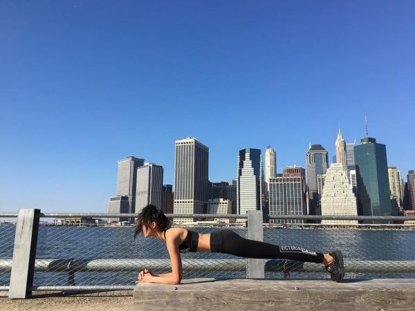 Daytime, Sky, Leg, Physical fitness, Urban area, Human settlement, Sun tanning, City, Skyline, Skyscraper, 