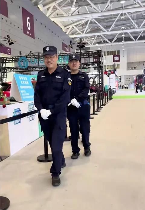 車展車模尺度大，展臺(tái)被封誰(shuí)之過？車模行業(yè)，還能頂呱呱嗎？-有駕