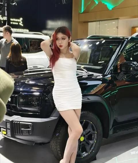車展車模尺度大，展臺(tái)被封誰(shuí)之過？車模行業(yè)，還能頂呱呱嗎？-有駕