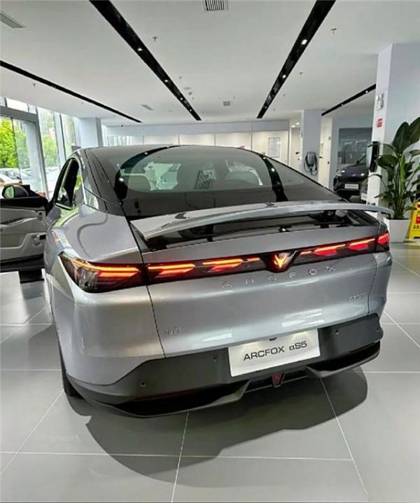 極狐阿爾法S5電動(dòng)座駕讓家庭出游更智能-有駕