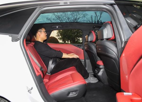 純電版保時捷上市！續(xù)航800km，12小時訂單破萬-有駕